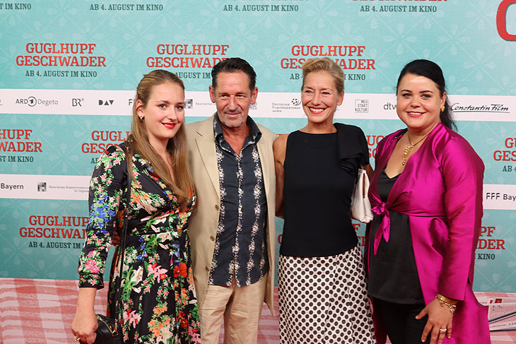 Schauspieler Max Tidof mit Tochter Luzie Seitz (l.), seiner Frau Lisa Seitz und Schauspielerin Franziska Vogel (re.) bei der Premiere von "Guglhupfgeschwader" am 28.07.2022 (©Foto. Martin Schmitz)